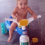 Leonardo curtindo o Verão brasileiro na companhia dos pais Carol e Toso