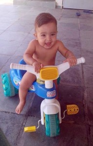 Leonardo curtindo o Verão brasileiro na companhia dos pais Carol e Toso