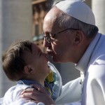 O novo papa agradeceu Bento 16 por seu trabalho para a Igreja e pediu que o mundo entre em "um novo caminho de amor e fraternidade". Francisco também pediu que os fiéis rezem por seu papado.