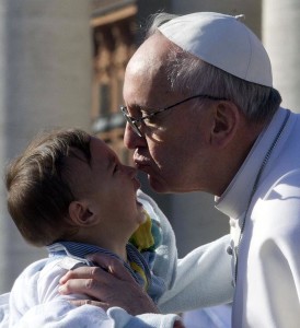 O novo papa agradeceu Bento 16 por seu trabalho para a Igreja e pediu que o mundo entre em "um novo caminho de amor e fraternidade". Francisco também pediu que os fiéis rezem por seu papado.