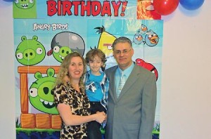 Parabéns ao jovem Phillipe que festejou o seu aniversário junto aos seus pais e amigos na Igreja Videira Verdadeira