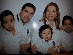 Pedro Vitor, proprietário do Don Pedro Meats and Market, com sua esposa Daniela Costa e seus lindos filhos, Brandon, Daniel e Gabriel.