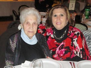 Parabéns a uma figura muito querida da comunidade Portuguesa de Philadelphia, a nossa Dona Flor, que acaba de completar as suas 92 primaveras.  Dona Flor está acompanhada pela sua filha Olga Tavares