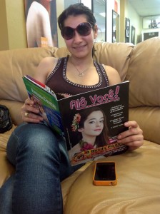 Sonia Franco lendo o nosso magazine