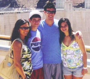 Mina com Jonathan, Monica e Jason