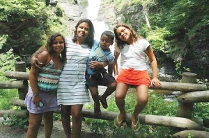 Dianne com Lorena, Camille e Paulo