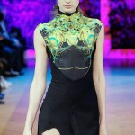 Como é de esperar da designer portuguesa  Fátima Lopes, sensualidade faz parte da sua coleção, demonstrada aqui com a racha na saia. Estampas agressivas, recortes, até inspiração Asiática fazem parte da sua coleção.