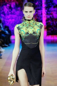 Como é de esperar da designer portuguesa  Fátima Lopes, sensualidade faz parte da sua coleção, demonstrada aqui com a racha na saia. Estampas agressivas, recortes, até inspiração Asiática fazem parte da sua coleção.