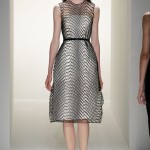 Um lindo vestido de cocktail pelo estilista brasileiro Francisco Costa para  Calvin Klein fazendo uso do preto e branco e recortes.