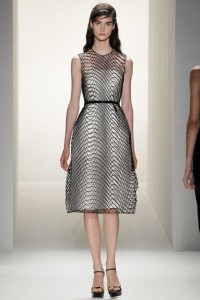 Um lindo vestido de cocktail pelo estilista brasileiro Francisco Costa para  Calvin Klein fazendo uso do preto e branco e recortes.