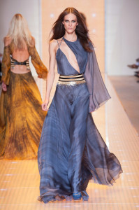 Versace parece tentar usar todas as tendências na sua coleção: inspiração dos anos 60 com saias e vestidos curtos, couro, predominãncia da cor azul, recortes e transparência.  Até a tendência dos metálicos apareceu.