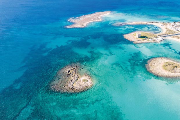 Vista aerea della famosa isola cuore a punta prosciutto, lecce,